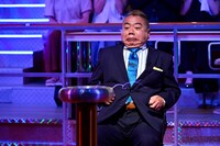 「まばたき我慢対決」に挑む出川哲朗。(c)TBS