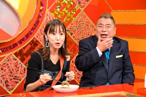 「激辛耐久駅伝」に挑む(左から)鈴木亜美、出川哲朗。(c)TBS