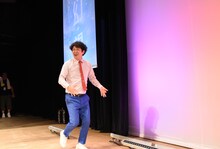 遅れて囲み取材の場に姿を見せた流れ星・ちゅうえい。コンタクトレンズを装着していたとのこと。