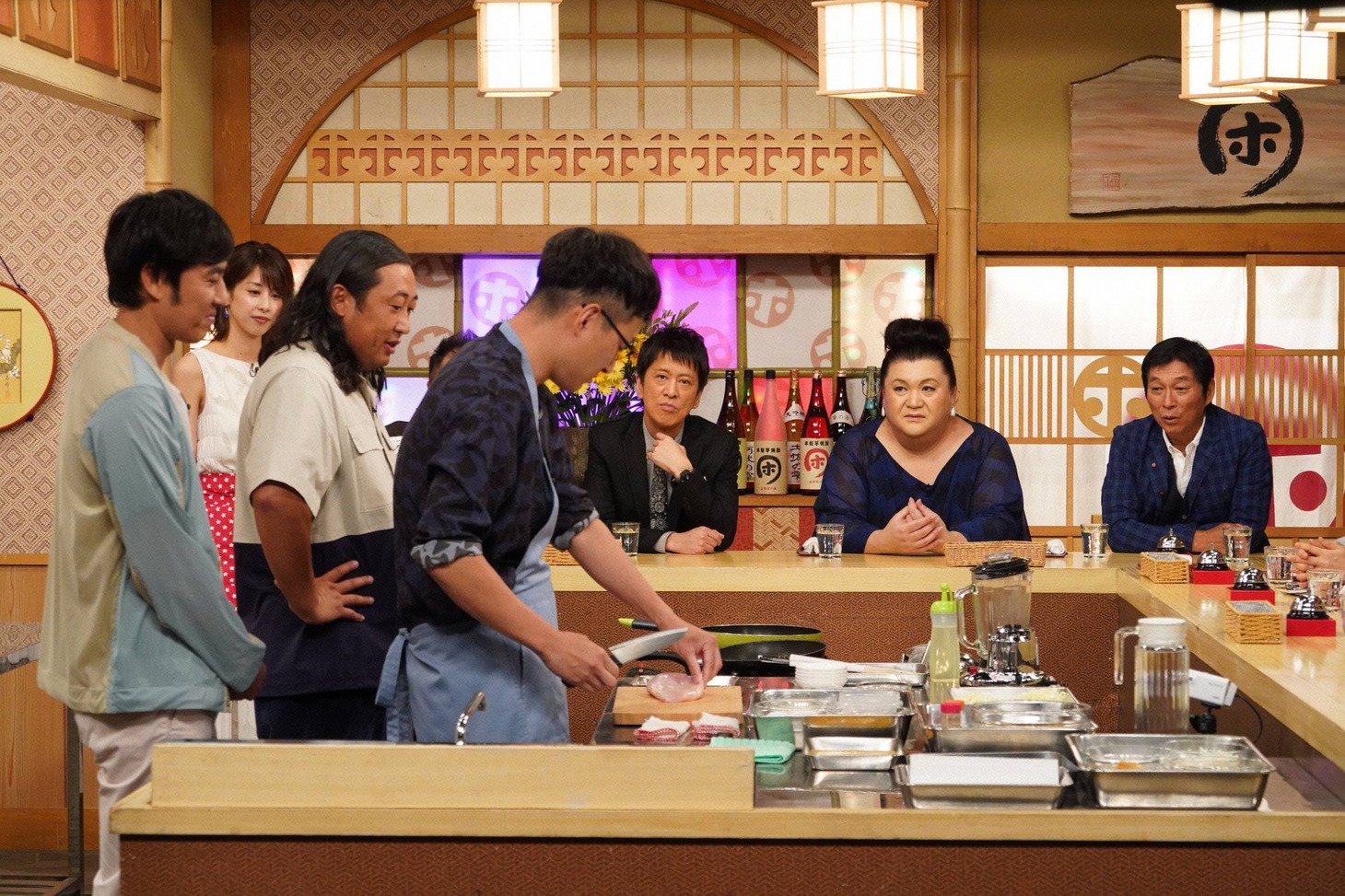 ロバート（手前）が出演する「ホンマでっか!?TV」2時間スペシャルの「ホンマでっか!?レストラン」のワンシーン。(c)フジテレビ