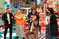 千鳥ノブ（中央）がIKKOから“顔のお直し”をされるワンシーン。(c)フジテレビ