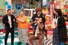 千鳥ノブ（中央）がIKKOから“顔のお直し”をされるワンシーン。(c)フジテレビ