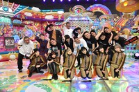 「BiSHドハマり芸人」の出演者たちと、BiSH（前列）。(c)テレビ朝日