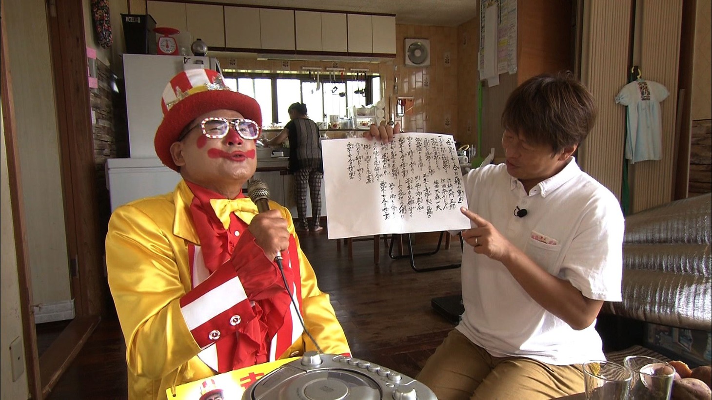 野性爆弾ロッシー（右）の相席旅の様子。(c)ABCテレビ