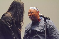 相方の顔を見て笑ってしまうトム・ブラウンみちお（右）。