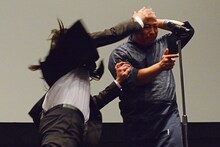 漫才を披露するトム・ブラウン。