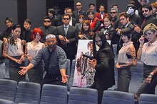 コスプレした観客と記念撮影するトム・ブラウン。