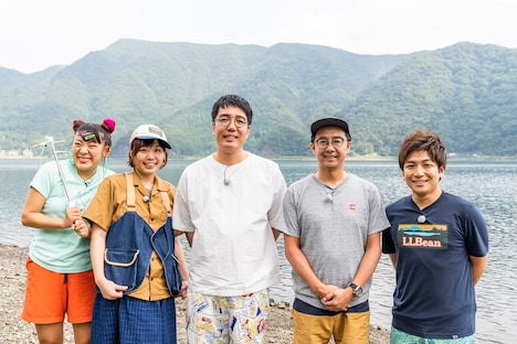 左からフワちゃん、こいしゆうか、おぎやはぎ、ジョージ。(c)メ～テレ