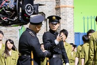 「モンストプリズン 脱獄篇」撮影中の安田大サーカス・クロちゃんと成田凌。