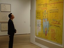 ジャン＝ミシェル・バスキアの作品を鑑賞するバナナマン設楽。(c)フジテレビ