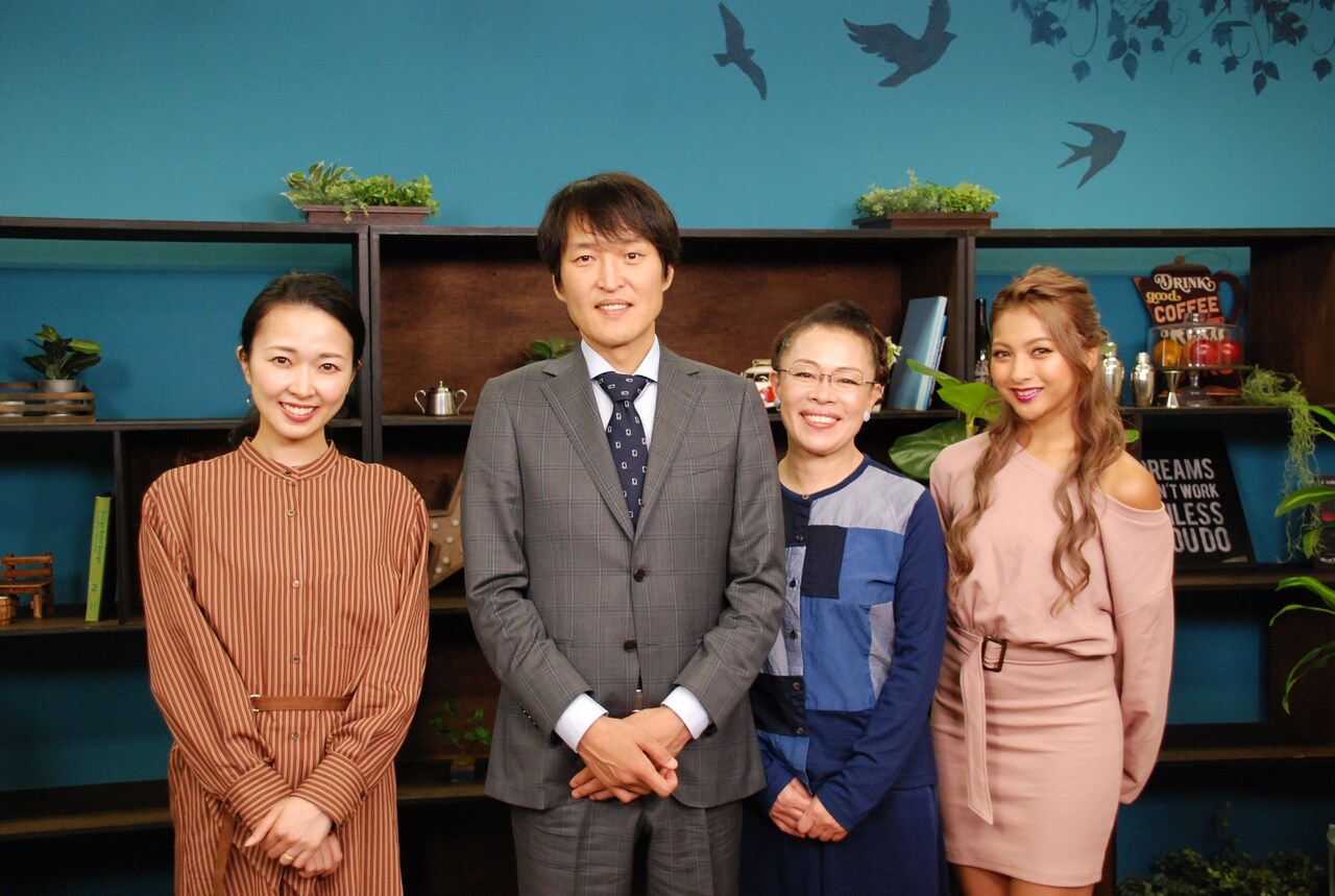 左から徳重杏奈アナウンサー、千原ジュニア、柴田理恵、ゆきぽよ。(c)メ～テレ