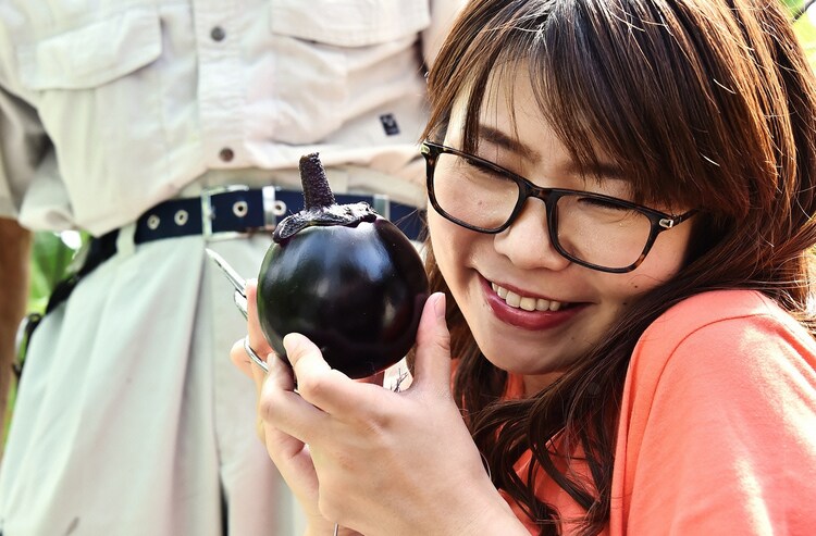 相席スタート 丸いナスを持って笑顔 お笑いナタリー