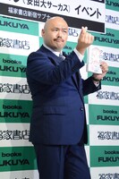 “指ハート”を作る安田大サーカス・クロちゃん。