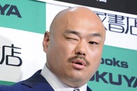 ウィンクをする安田大サーカス・クロちゃん。