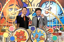 「笑いが無理なら体張れ」MCのバナナマン。(c)TBS