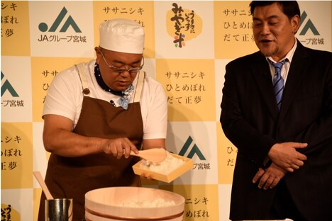 サンドウィッチマン伊達（左）がしゃもじさばきを披露するワンシーン。