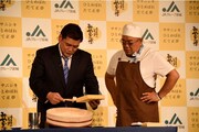 サンドウィッチマン富澤（左）がしゃもじさばきを披露するワンシーン。