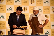 サンドウィッチマン富澤（左）がしゃもじさばきを披露するワンシーン。