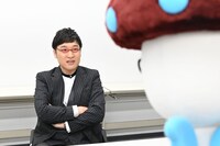 占い師・しいたけに取材する南海キャンディーズ山里。