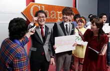 インタビューを受けるアインシュタイン。