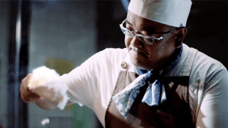 宮城米の新CMに出演するサンドウィッチマン伊達。