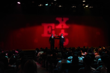 開演前に「アフリカあるあーる」を披露する外国人SP風の男性たち。