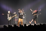 Non Stop Rabbitと「ネオキング」をパフォーマンスするEXIT。