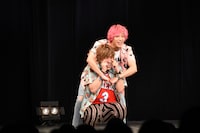 「ショートEXIT」を披露するEXIT。