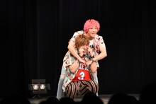 「ショートEXIT」を披露するEXIT。