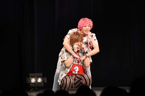 「ショートEXIT」を披露するEXIT。