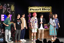 全員が彼氏だと言い張ってナンパ男たちから山田菜々を守る一同。