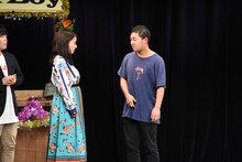 山田菜々に見惚れる四千頭身・後藤。