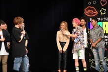 ギャルダンサーにもしっかりインタビューするEXIT兼近。