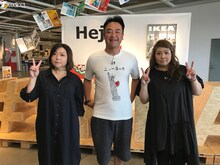 左から海原やすよ、たむらけんじ、海原ともこ。