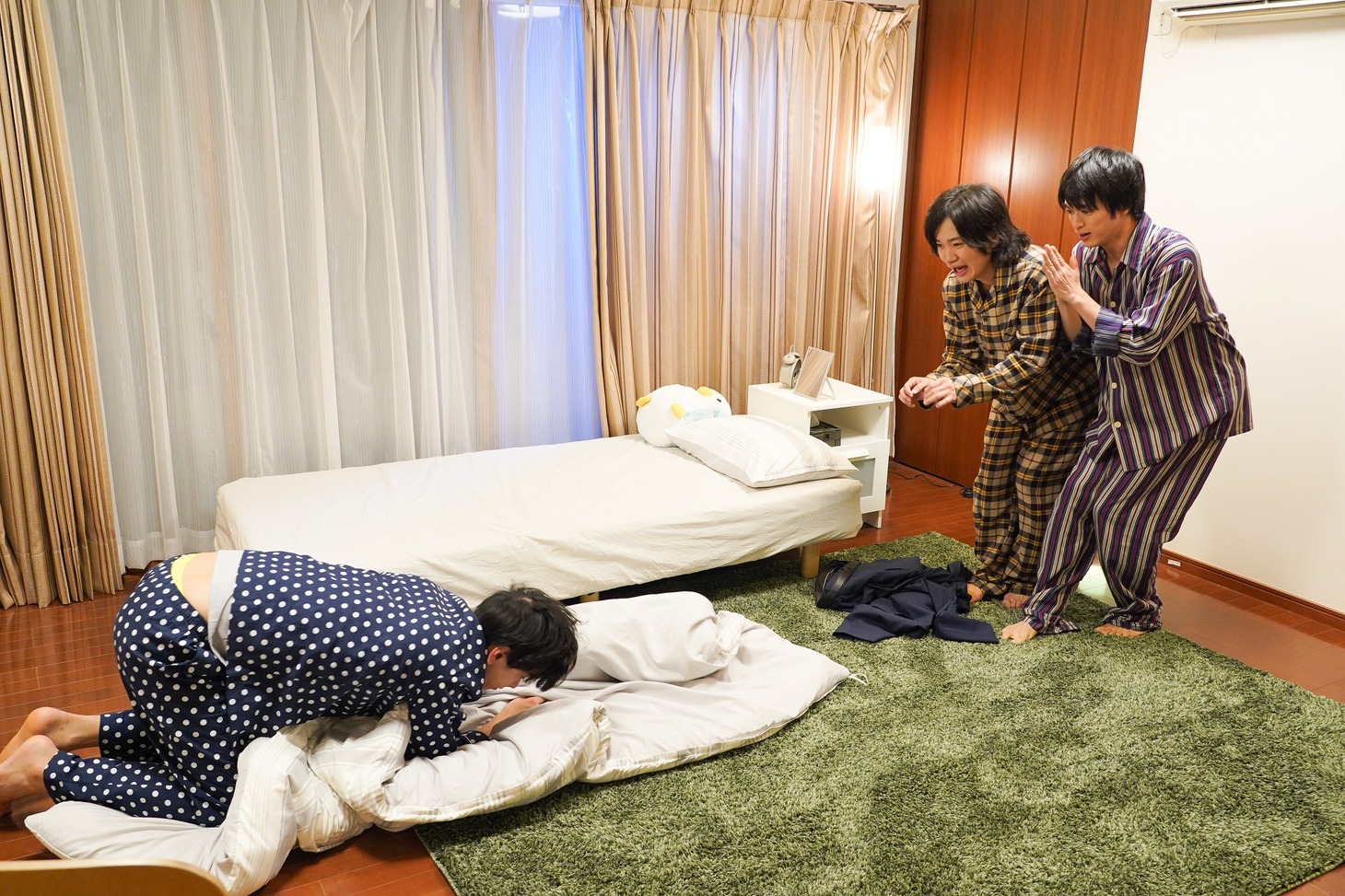 「寝ないの？小山内三兄弟」のワンシーン。(c)日本テレビ