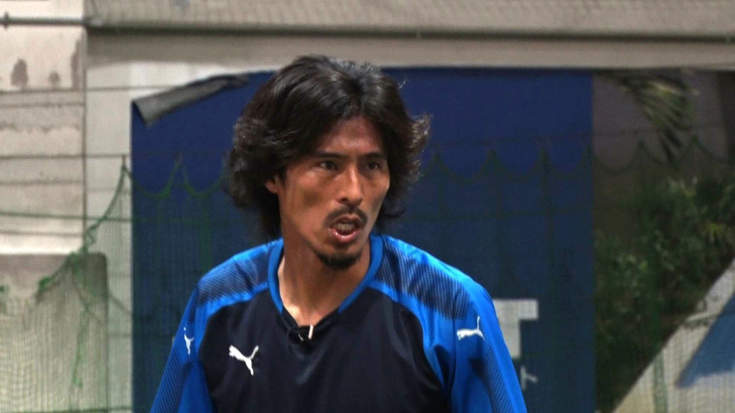 「サッカーボールをターゲットにヘディングして入れた最長距離」のギネス世界記録に挑戦する中澤佑二。