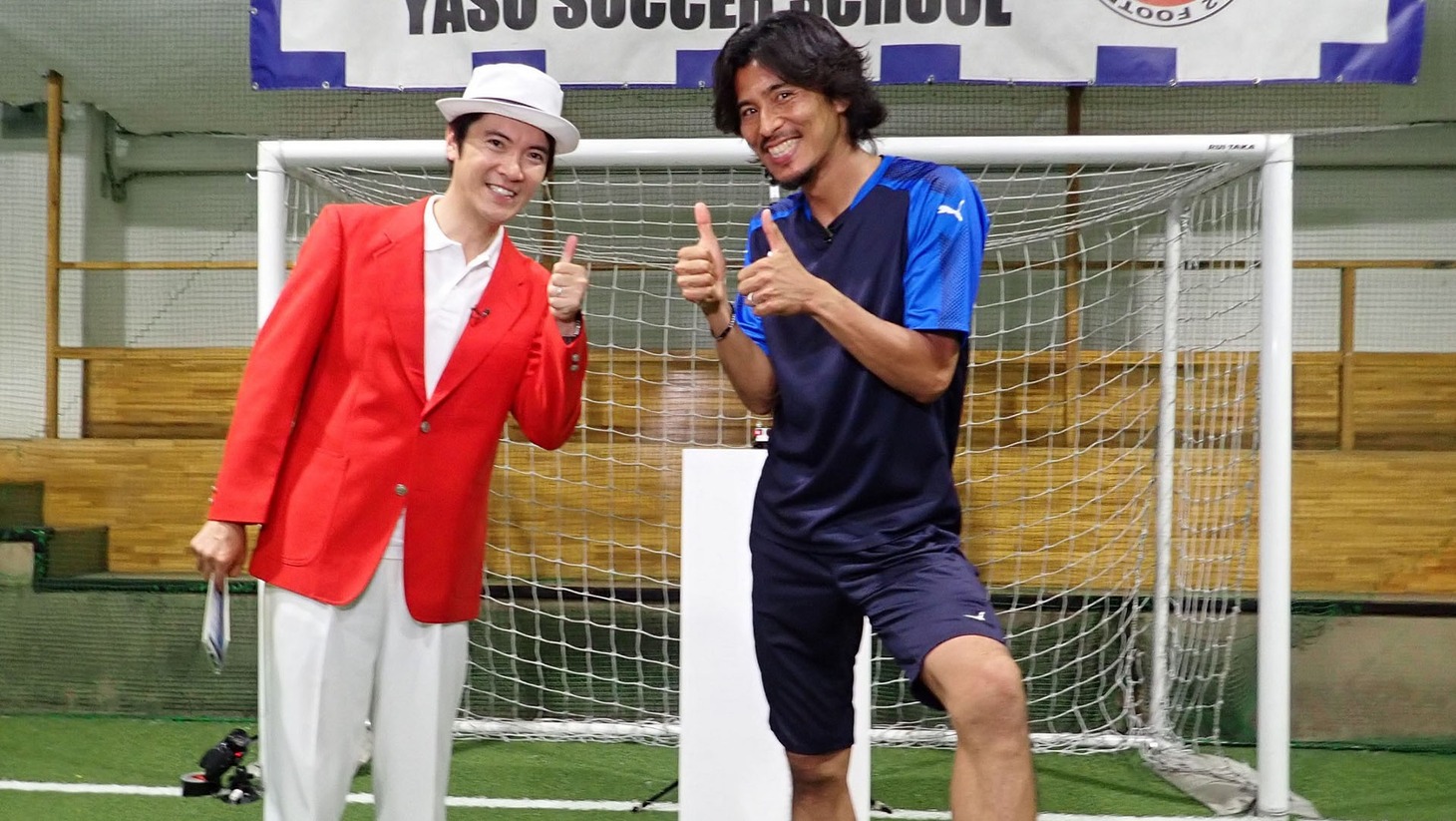 「サッカーボールをターゲットにヘディングして入れた最長距離」のギネス世界記録に挑戦する中澤佑二（右）。