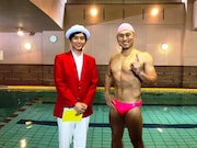 「水中ベンチプレスの最多連続回数」のギネス世界記録に挑戦するオードリー春日（右）。