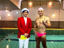 「水中ベンチプレスの最多連続回数」のギネス世界記録に挑戦するオードリー春日（右）。