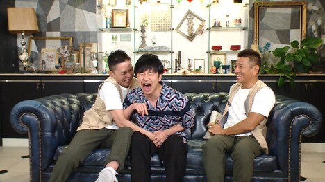 オードリー若林（中央）を歓迎する爆笑問題・太田（左）とくりぃむしちゅー上田（右）。(c)中京テレビ