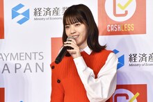 CMで披露している関西弁をこの発表会内でも繰り出した西野七瀬。その際、カメラマンから一斉にフラッシュが焚かれ、四千頭身・都築は「関西弁を静止画で収めていますね」と独自の切り口で述べた。