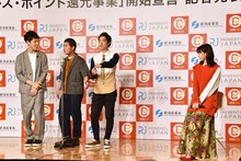 キャッシュレスを題材とした漫才を披露する四千頭身と、ネタを審査する西野七瀬（右）。