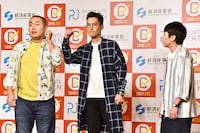 キャッシュレスを題材としたコントを披露するハナコ。