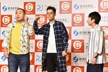 キャッシュレスを題材としたコントを披露するハナコ。