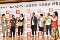 ネタ披露後の（左から）四千頭身、ハナコ、西野七瀬。