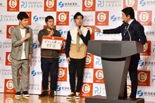 四千頭身が、菅原一秀経済産業大臣（右）に「有名な西野七瀬さん、ちょっと有名な四千頭身」などとイジられた場面。四千頭身・後藤（左から2人目）は「大臣にかまされるとは思わなかった」と話した。