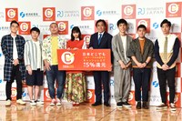 「『キャッシュレス・ポイント還元事業』開始宣言 記者発表会」に登壇した（左から）ハナコ、西野七瀬、菅原一秀経済産業大臣、四千頭身。