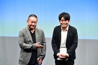 ベスト脚本賞を獲得した令和喜多みな実・野村（右）とプレゼンターの西田シャトナー（左）。