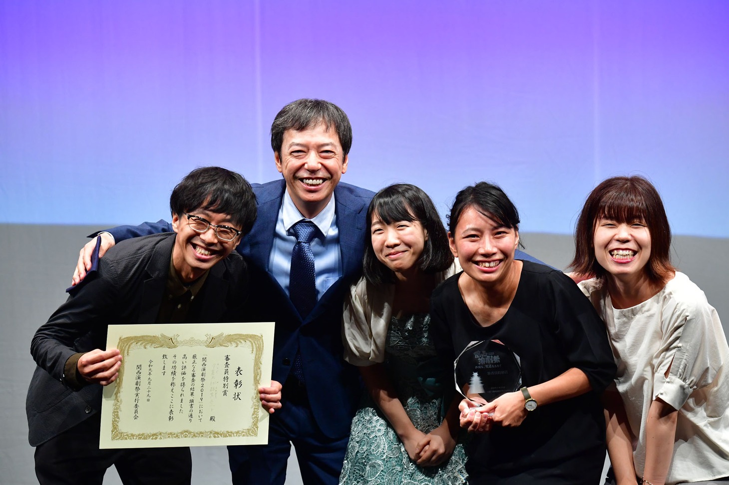 審査員特別賞を受賞した夕暮れ社 弱男ユニットとフェスティバル・ディレクターの板尾創路（左から2人目）。