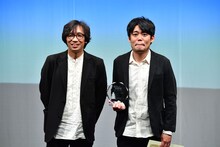 ベスト演出賞を獲得した令和喜多みな実・野村（右）とプレゼンターの行定勲（左）。